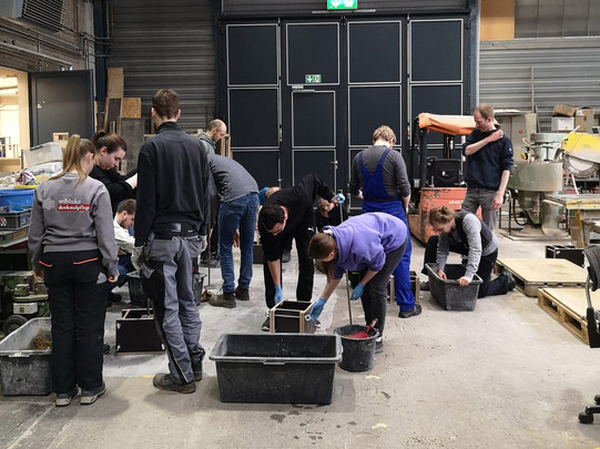 Studierende in der Werkhalle